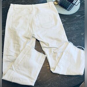 Size 32 super cute Zenana boutique jeans in white.  Very soft and very stretchy!